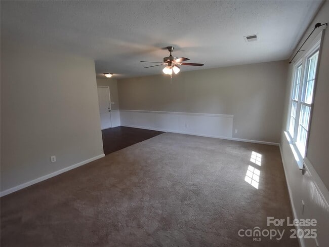 Building Photo - 710 Sharon Dr