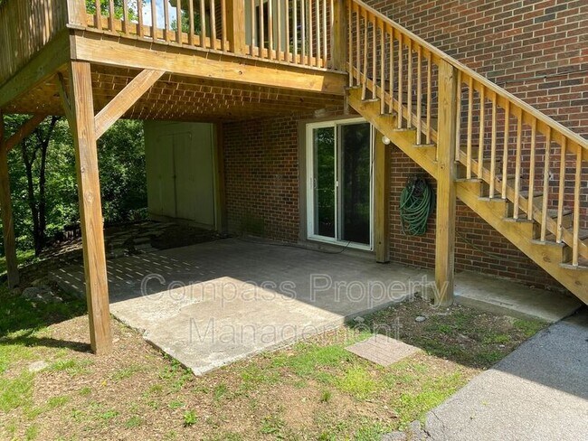 Building Photo - 251 NW Clearview Dr