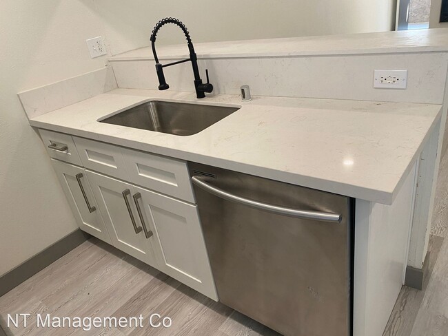 Building Photo - Studio, 1 bath Apartment - 3735 Canfield A...