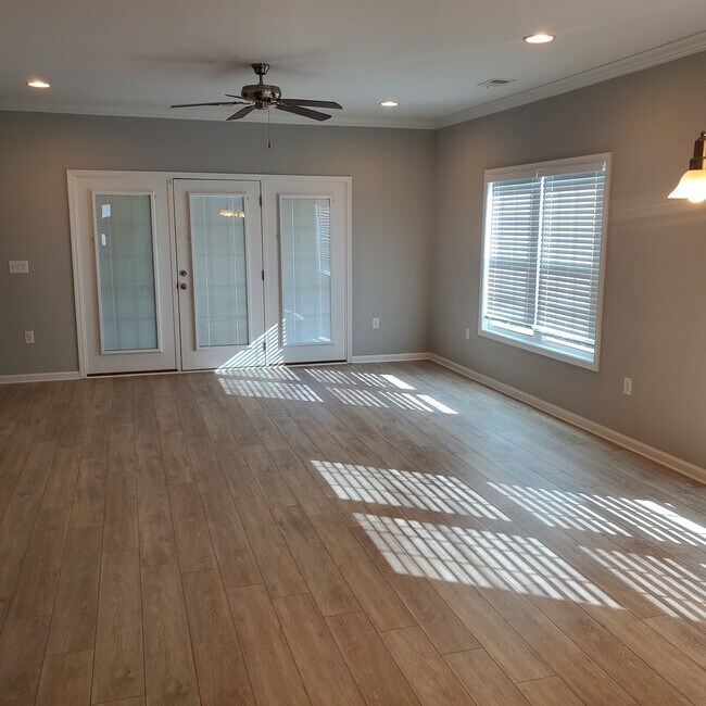 Livingroom - 647 Sunnyside Dr