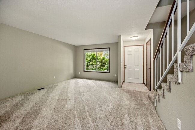 Building Photo - Renovated two bedroom townhouse near downt...
