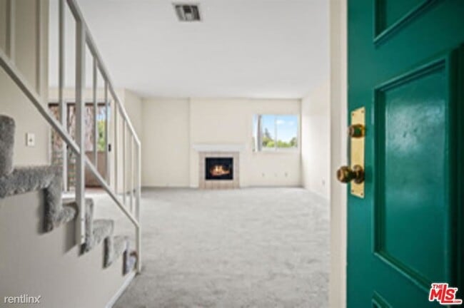 Building Photo - 13720 Moorpark St
