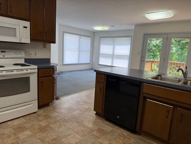 Foto del edificio - 3 bedroom 2.5 bath house with basement
