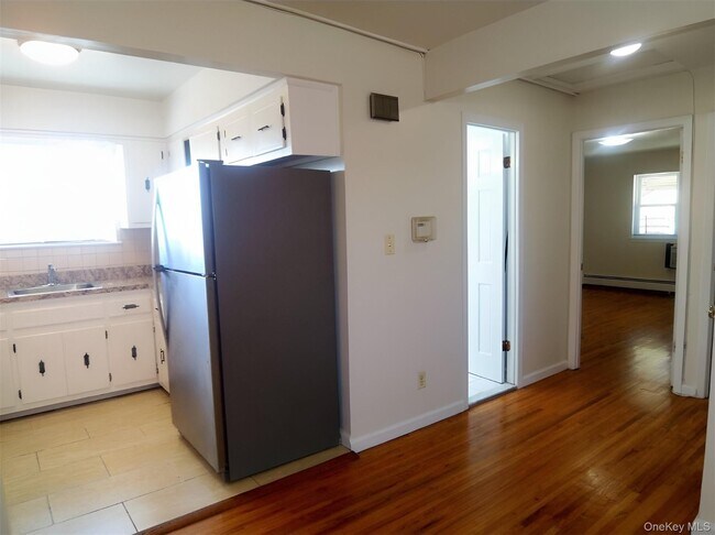Foto del edificio - 1465 Burke Ave