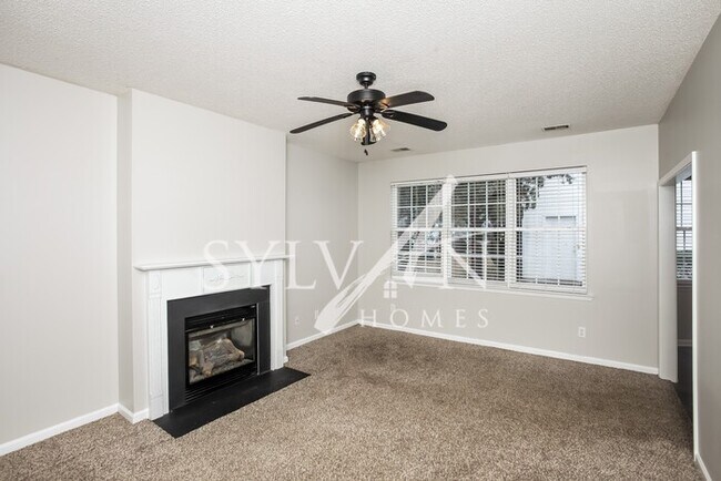 Building Photo - Welcome home to this 3 bedroom, 2 bathroom...