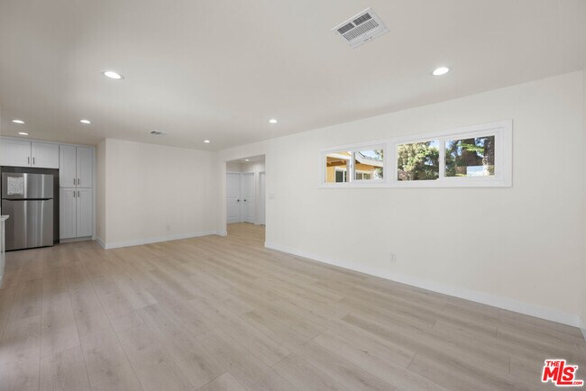 Foto del edificio - 15906 San Fernando Mission Blvd
