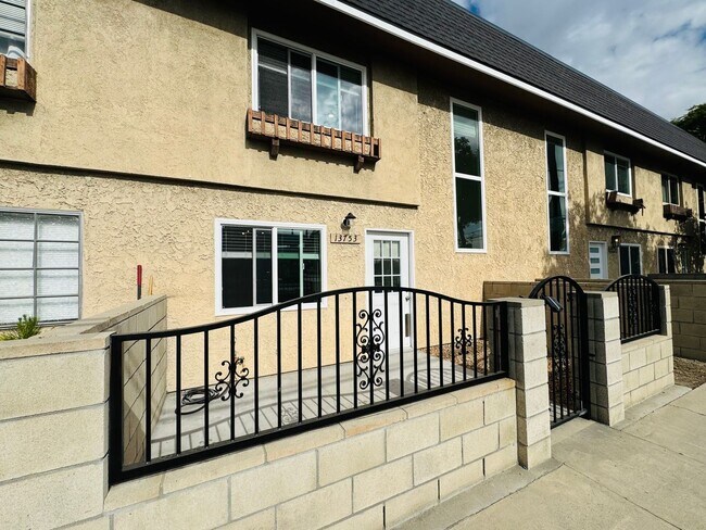 Foto del edificio - 3 BEDROOM HOME FOR LEASING IN Baldwin Park