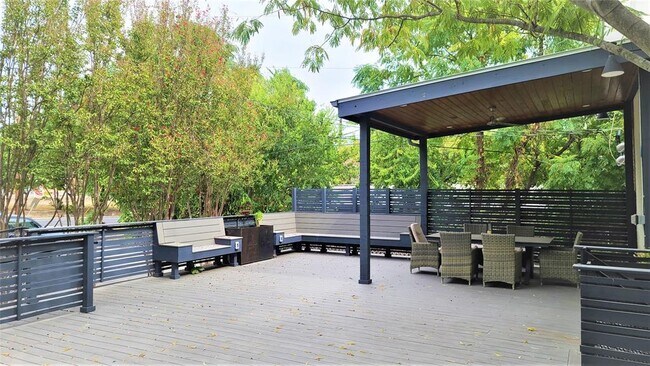 Building Photo - 2021 Bluebonnet Ln