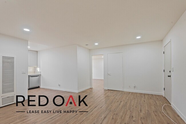 Building Photo - Beautiful Two Bedroom with Spacious Rooms,...