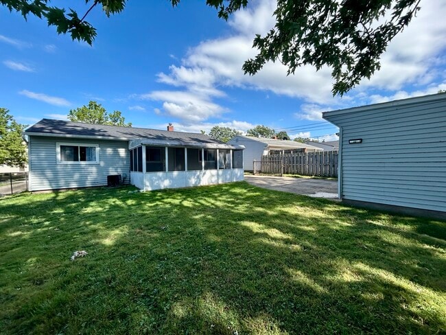 Building Photo - 6490 Almont Dr