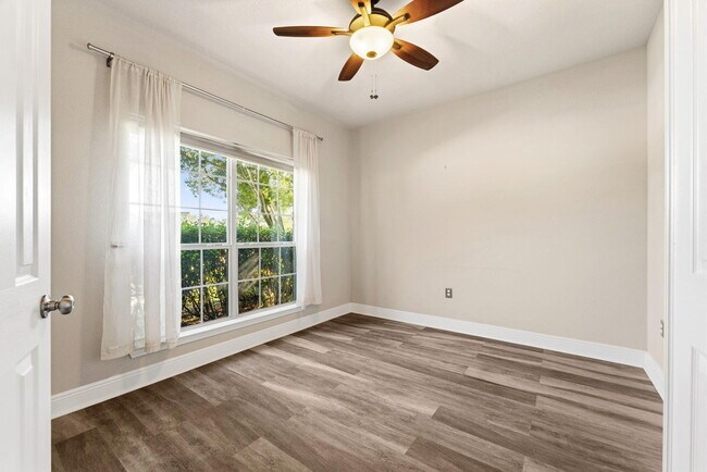 Foto del edificio - 554 Camellia Ct