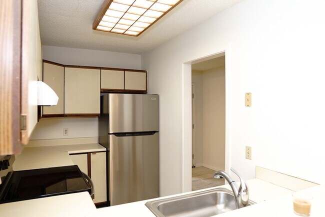 Building Photo - Cozy Two Bedroom Townhouse