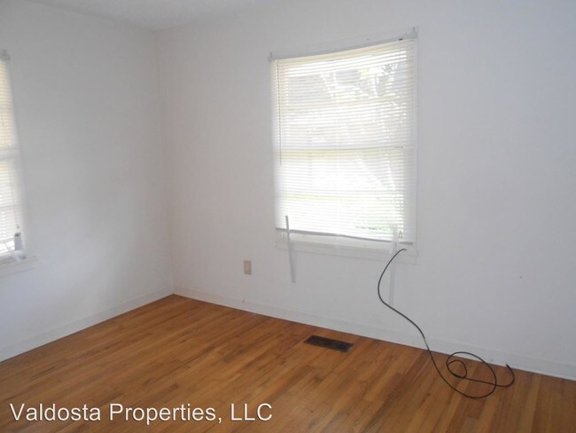 Building Photo - 3 br, 1.5 bath House - 2303 University Drive