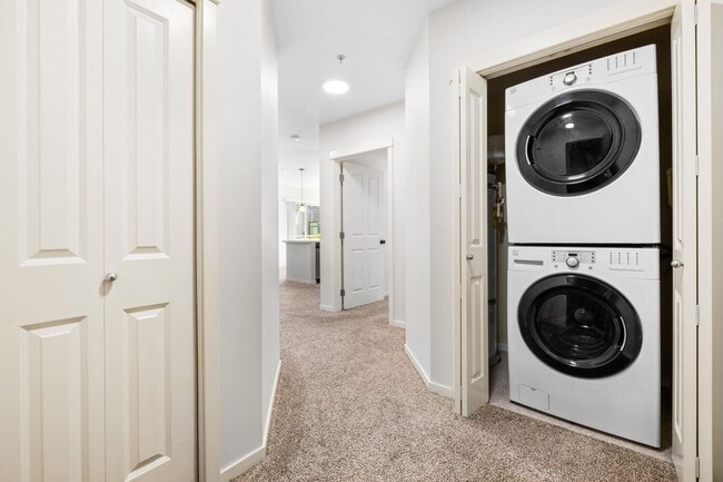 Building Photo - Beautiful 2 Bed 1.75 Bath Condo in Downtow...