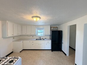 Building Photo - 10 Island St