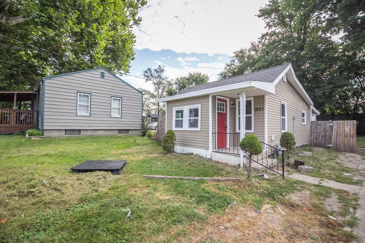 Foto principal - Update 1 bedroom Home with Fenced in Yard