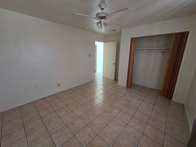 Foto del edificio - 2704 E Kearney St