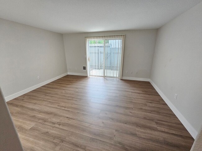 Building Photo - Large Updated 2 Bed, 1.5 Bath Townhouse w/ Washer & Dryer + Off-street Parking