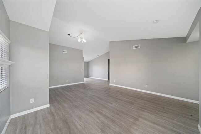 Foto del edificio - Modern Upgrades, Remodeled Kitchen & Baths, Prime Moreno Valley Location