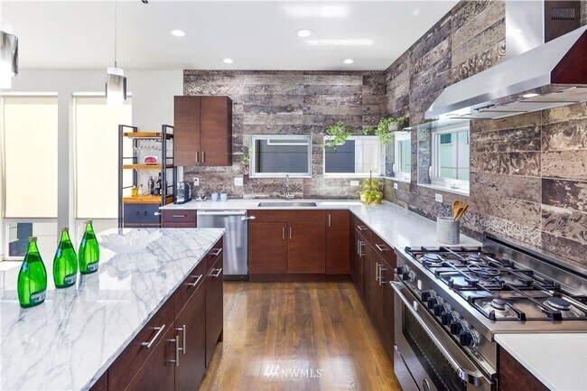 Foto del edificio - Modern & Chic Ballard Stand-Alone Home Nea...
