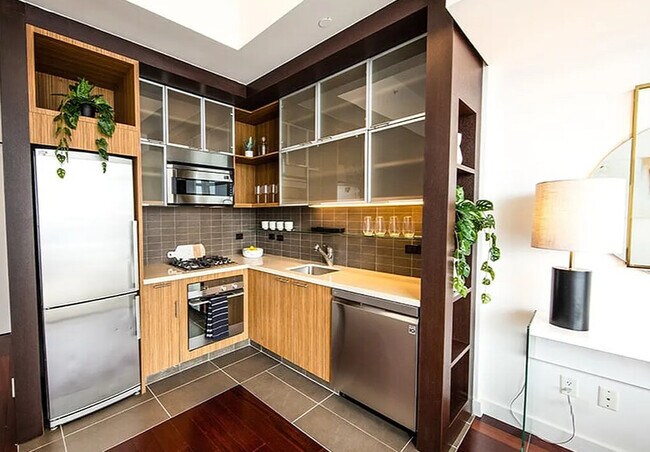 Building Photo - 622 W 42nd St