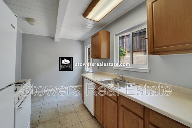 Building Photo - 2073 Overhill Rd