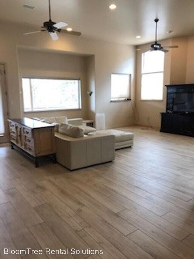 Building Photo - 3 br, 2 bath House - 8715 N Valley Oak Drive