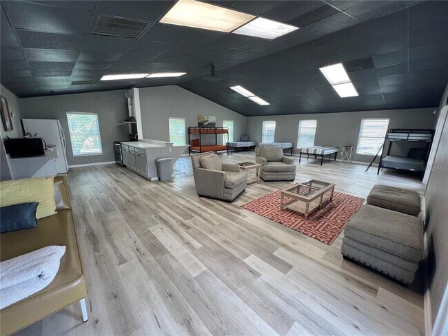 Foto del edificio - 8806 SW Start Center St