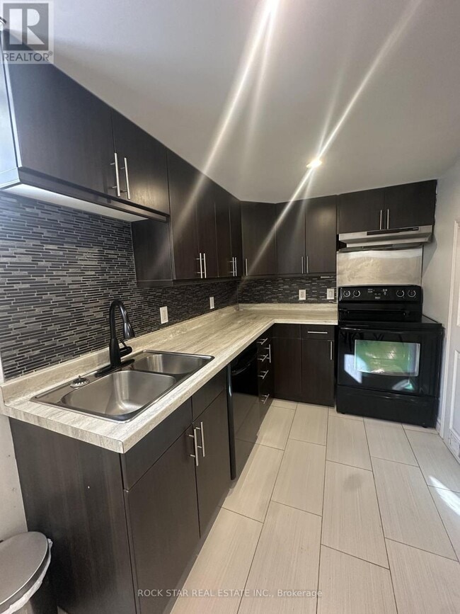 Building Photo - 38 Clarendon Ave