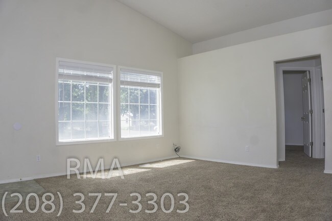 Building Photo - 3 Bedroom Duplex in Caldwell