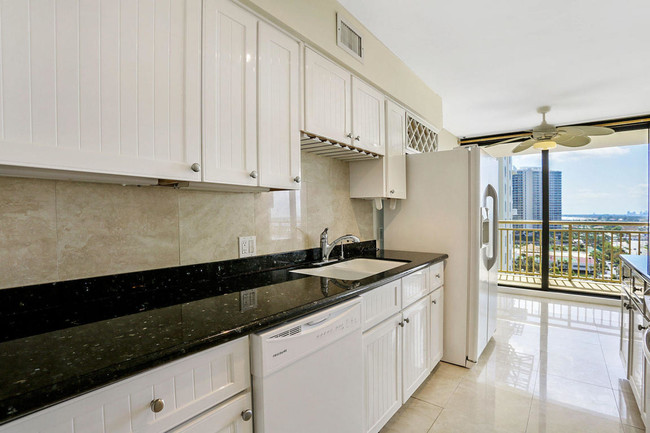 Building Photo - 3400 N Ocean Dr