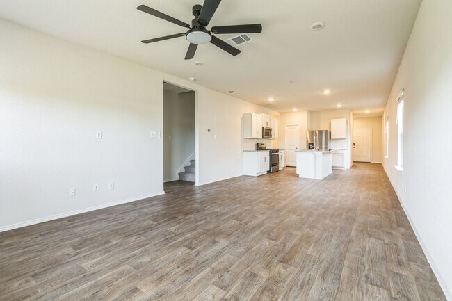 Foto del edificio - Modern & Roomy 4-Bed in Von Ormy – Open Fl...