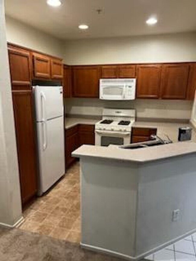 Building Photo - Upper Unit 2 Bedroom Condo in Gated Commun...