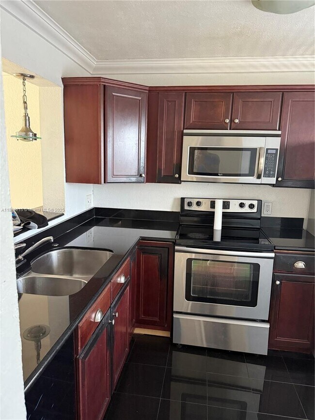 Foto del edificio - 8600 N Sherman Cir