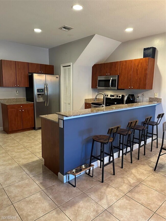 Building Photo - 3 br, 2.5 bath Townhome - 725 NE 43rd St
