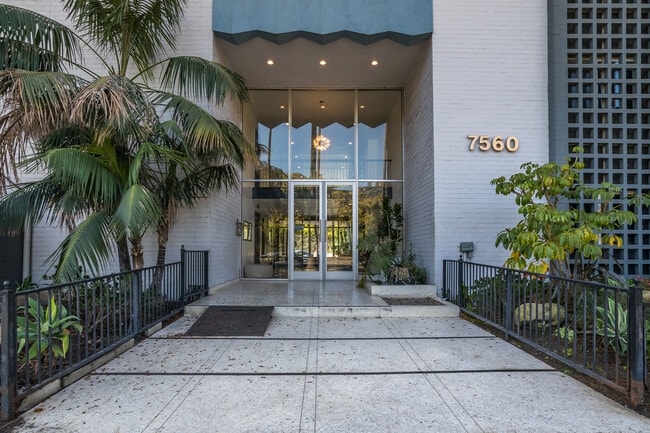 Foto del edificio - 7560 Hollywood Blvd