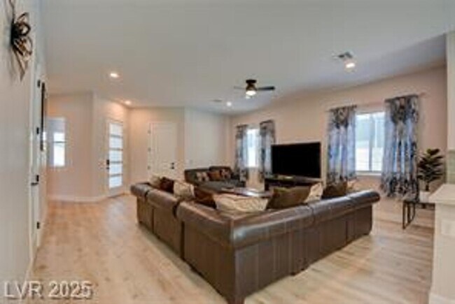 Building Photo - Beautiful 4 bedroom House
