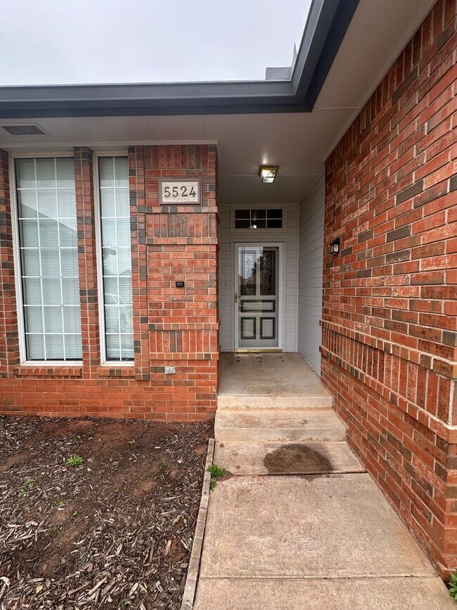 Foto del edificio - 4 Bed, 2.5 Bath Brick home with 2 car garage