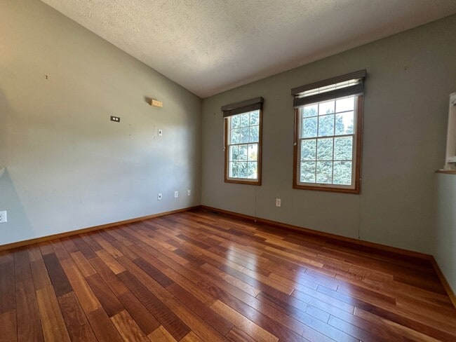 Building Photo - Sophisticated Townhome Living with Modern Luxury & Style