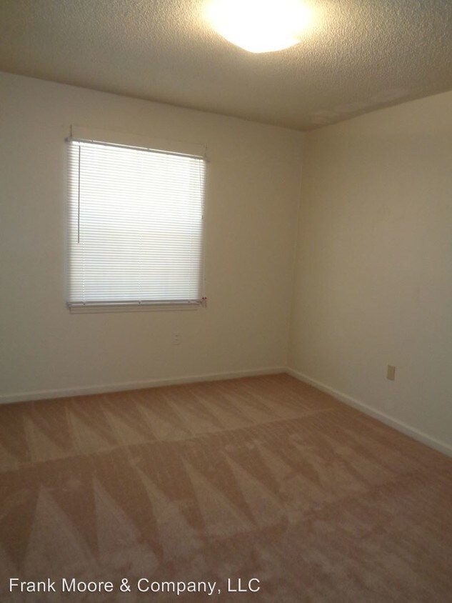Building Photo - 13 Oak Forest Ln
