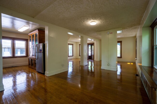 Building Photo - Single Family Home Available 6/1/25