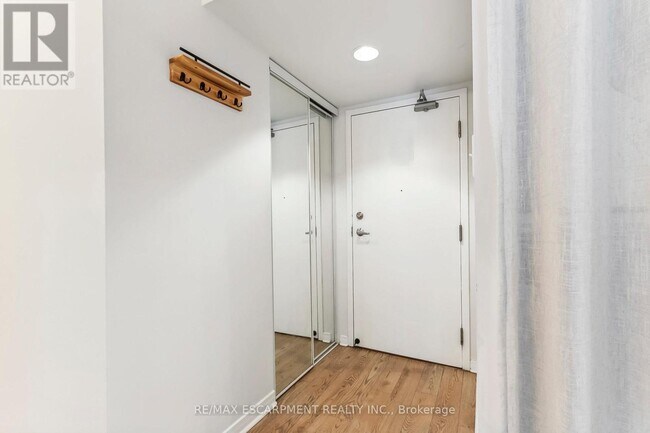 Photo du bâtiment - 801 King St W