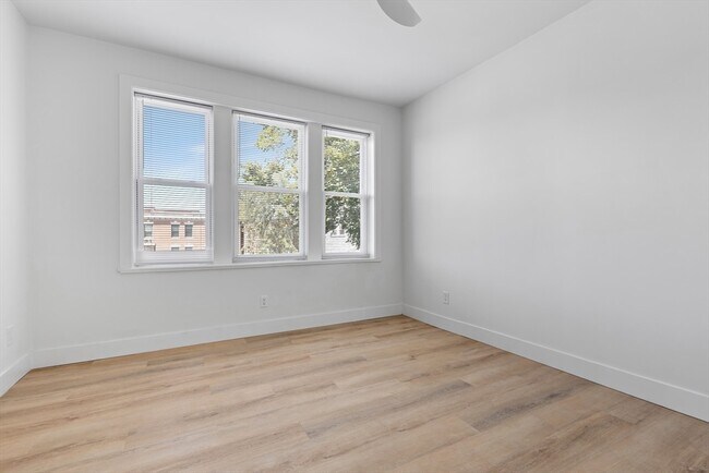 Building Photo - 8 Kenwood St