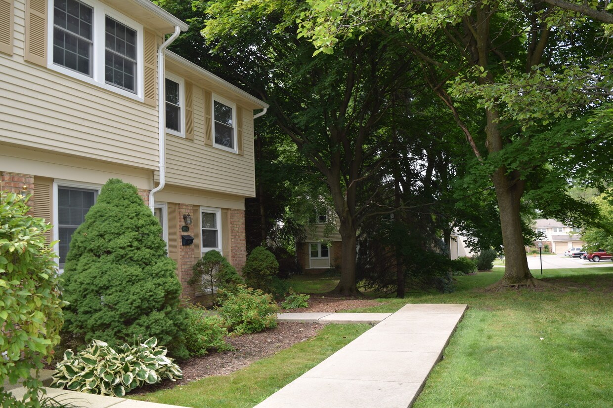 End Unit Colonial Condo - 1594 Brentwood Dr