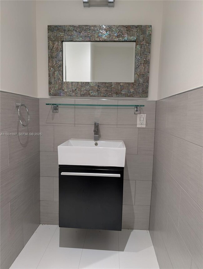 Foto del edificio - 6061 Collins Ave