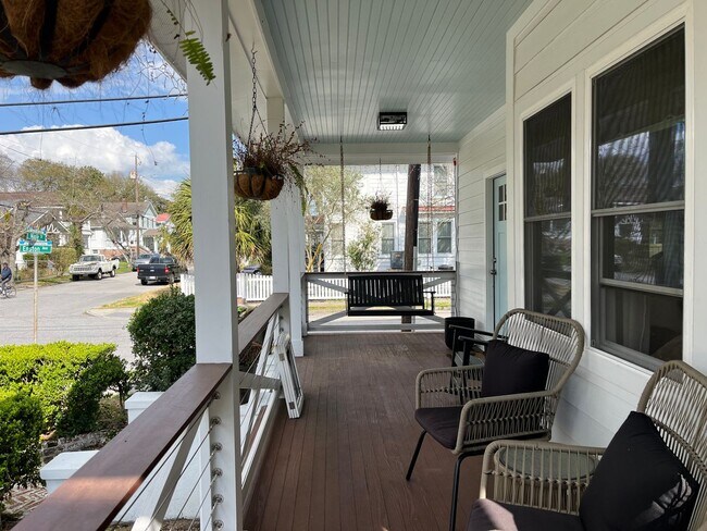 Building Photo - 4 Bedroom 3 Bath Furnished House in Downto...