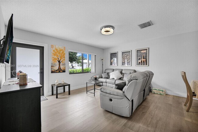 Foto del edificio - 7309 NW 62nd St