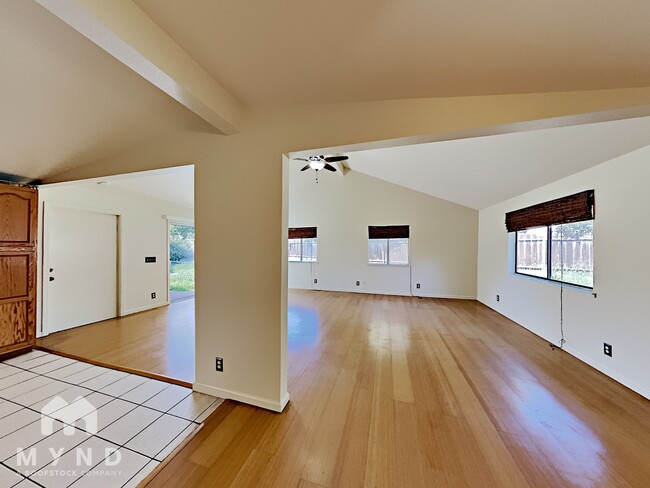 Building Photo - 40464 Ditmus Ct