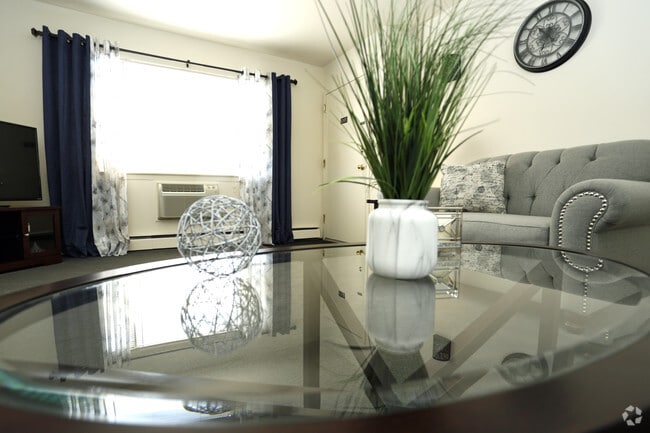 Una habitación (Oficina de arrendamiento) - Sala de estar - Skytop Gardens