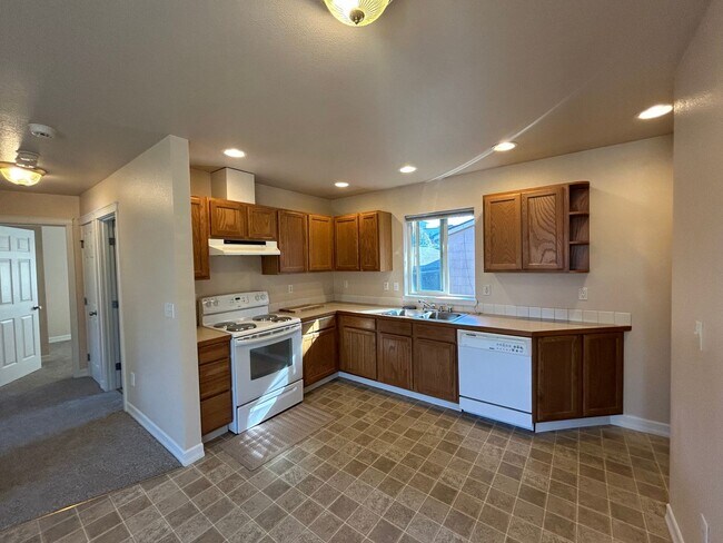 Foto del edificio - Brand New 2 Bd 1 Ba, 2 Gar Garage in the h...